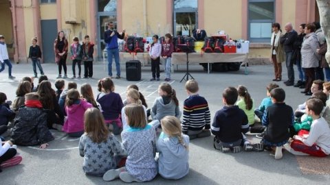 Remise des sacs écoles Péri et Gilous