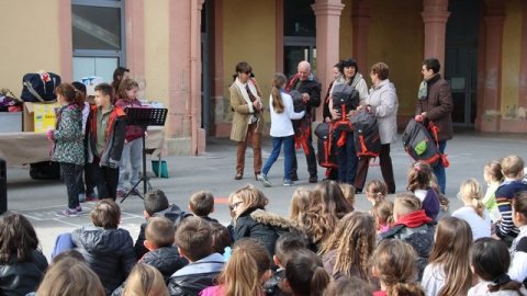 Remise des sacs écoles Péri et Gilous