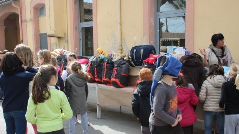 Remise des sacs écoles Péri et Gilous