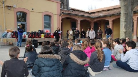 Remise des sacs écoles Péri et Gilous