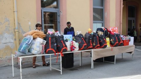 Remise des sacs écoles Péri et Gilous