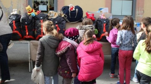 Remise des sacs écoles Péri et Gilous