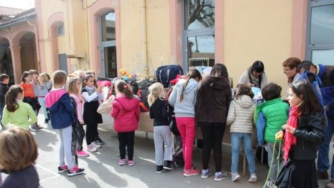 Remise des sacs écoles Péri et Gilous